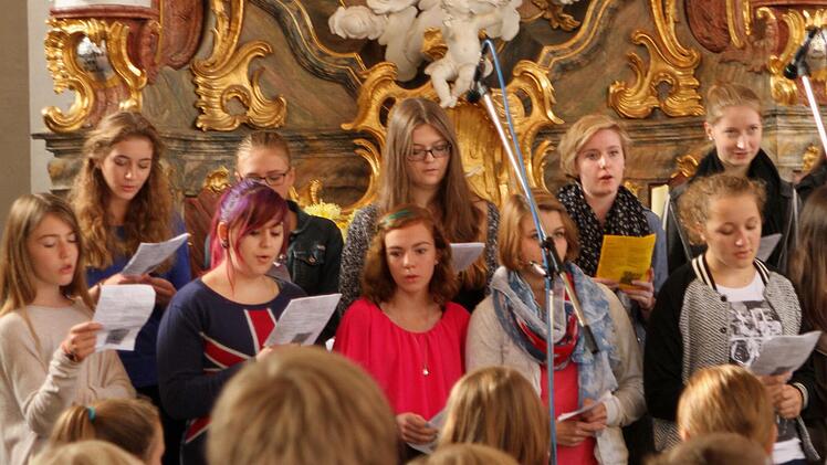 Mit passenden rhythmischen Liedern umrahmten Schulband und Schulchor den Eröffnungsgottesdienst. Fotos: Günther Geiling