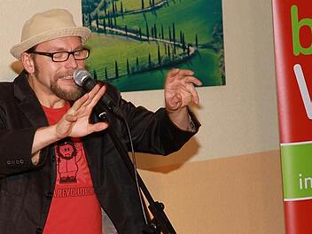 Poetry-Slammer Michael Jakob ging bei seinem Programm richtig aus sich heraus. Foto: Mathias Erlawein