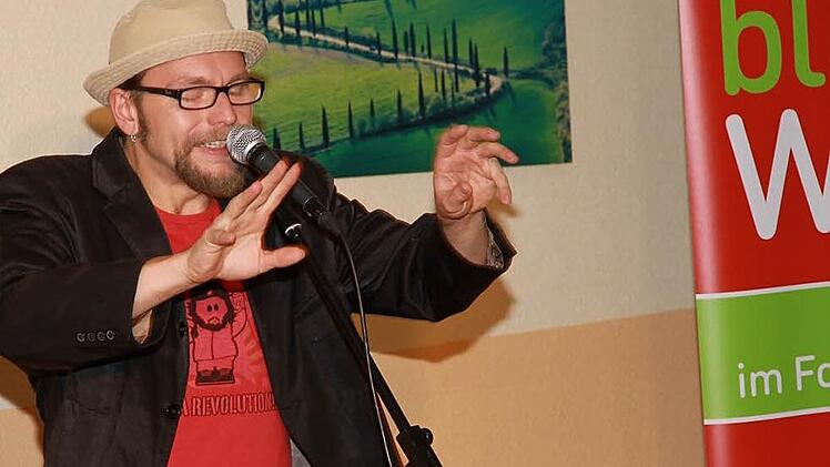 Poetry-Slammer Michael Jakob ging bei seinem Programm richtig aus sich heraus. Foto: Mathias Erlawein