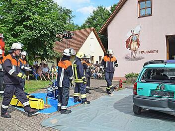 Das Feuerwehrhaus ist der Mittelpunkt in Frauenroth. Hier werden nicht nur regelmäßig Übungen abgehalten, sondern auch Plootz gebacken und Feste gefeiert. Allerdings sind die Fenster und Türen des Gebäudes stark verwittert. Der Anstrich blättert ab.  Foto: Kathrin Kupka-Hahn