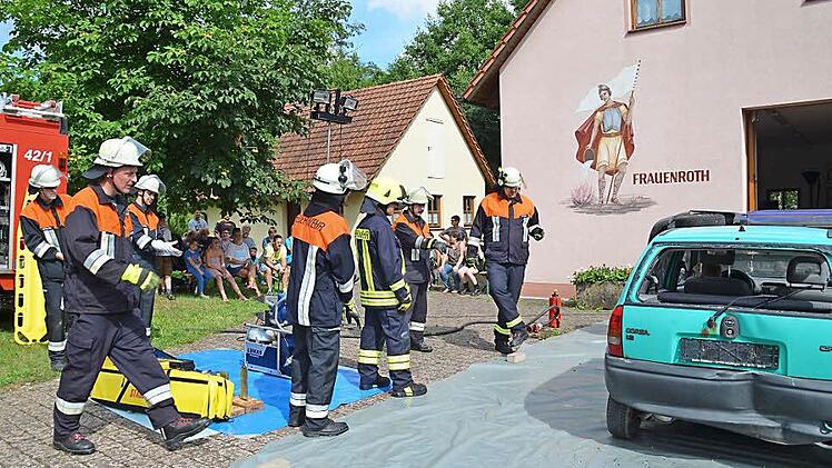 Das Feuerwehrhaus ist der Mittelpunkt in Frauenroth. Hier werden nicht nur regelmäßig Übungen abgehalten, sondern auch Plootz gebacken und Feste gefeiert. Allerdings sind die Fenster und Türen des Gebäudes stark verwittert. Der Anstrich blättert ab.  Foto: Kathrin Kupka-Hahn