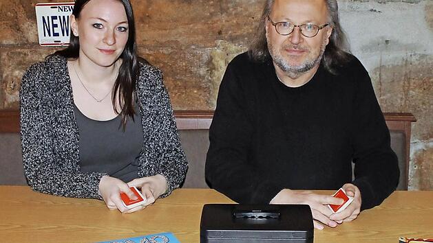 Lisa Meister und Walter Ullrich sitzen schon in den Startl&ouml;chern f&uuml;r den Kartenvorverkauf, der am Freitag beginnt. Foto: Janina Reuter