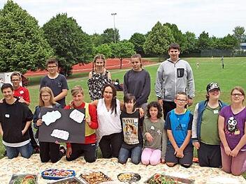 Die Schulsprecher und einige Schüler der beiden Förderschulen und der Herzog-Otto-Mittelschule präsentieren gemeinsam mit Verbindungslehrerin Ursula-Marie Mayer ein Plakat mit den Initialen der drei Schulen - ganz nach dem Motto "Gemeinsam sind wir stark". Foto: Alfred Thieret