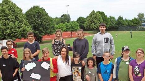 Die Schulsprecher und einige Schüler der beiden Förderschulen und der Herzog-Otto-Mittelschule präsentieren gemeinsam mit Verbindungslehrerin Ursula-Marie Mayer ein Plakat mit den Initialen der drei Schulen - ganz nach dem Motto "Gemeinsam sind wir stark". Foto: Alfred Thieret