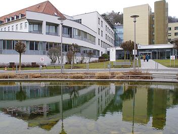 Die tosenden Wellen der Schlagzeilen, die die Helios-Frankenwaldklinik vor zwei Wochen erreichten, haben sich wieder beruhigt. Der idyllische Schein aber trügt: Trotz erster Gespräche hat sich an der  für viele Mitarbeiter unbefriedigenden Lage noch wenig  geändert.  Foto: Archiv/Marco Meißner