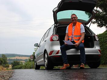 Marcel Zimmermann vom städtischen Tiefbauamt am als Umleitungsstrecke asphaltierten Flurweg in Reiterswiesen. Foto: Benedikt Borst
