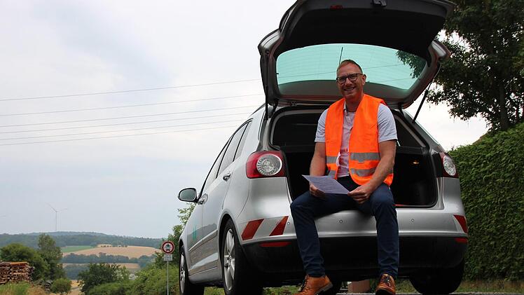 Marcel Zimmermann vom städtischen Tiefbauamt am als Umleitungsstrecke asphaltierten Flurweg in Reiterswiesen. Foto: Benedikt Borst