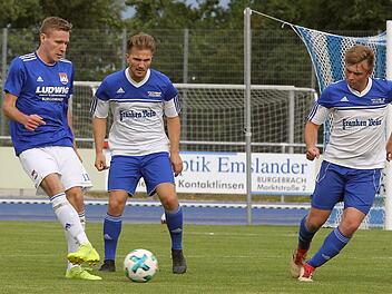 Zehn Spiele, neun Tore: Auf Stanislaw Nikiforow (links), den erfolgreichsten Burgebracher Torschützen in der Bezirksliga, muss die SpVgg Stegaurach im heutigen Pokal-Halbfinale besonders aufpassen.  Foto: sportpress