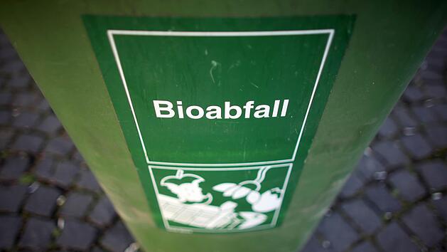 Seit 2015 werden Gem&uuml;se- und Speisereste, sog. Bioabfall, in speziellen Beh&auml;ltern auf den Wertstoffh&ouml;fen im Landkreis Kronach gesammelt. Das Bringsystem will man beibehalten.  Foto: Fredrik von Erichsen, dpa/Archiv