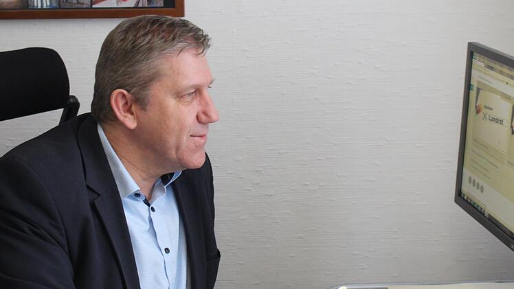 Bangen am Computerbildschirm: Andreas Schwarz (SPD) verfolgt die eingehenden Wahlergebnisse. Foto: privat