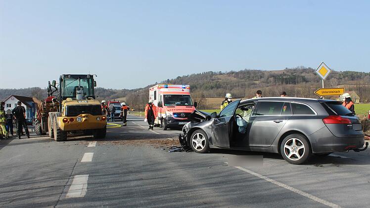Ein betrunkener Autofahrer prallte gegen den Anh&auml;nger des Traktors.