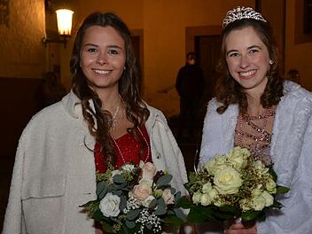Die  neue Faschingsprinzessin der Fidelia Reiterswiesen, Lorena I (links), folgt  Juliane I nach. Foto: Rainer Schubert