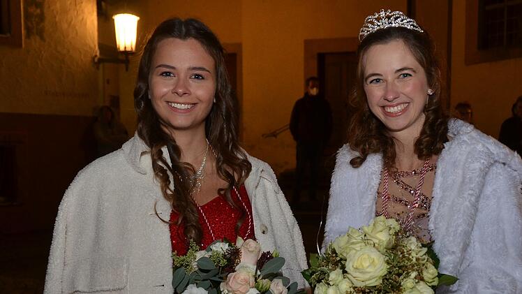 Die  neue Faschingsprinzessin der Fidelia Reiterswiesen, Lorena I (links), folgt  Juliane I nach. Foto: Rainer Schubert