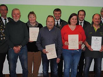 Zahlreiche Ehrungen gab es f&uuml;r langj&auml;hrige Mitgliedschaft: (von links) 2. Sch&uuml;tzenmeister Manfred Jopp, Walter G&auml;rtner (60 Jahre), Silvia Jopp, Walter B&uuml;chner, J&uuml;rgen B&ouml;rdlein (alle drei 40 Jahre), Claudia Kolb (25 Jahre), Marko Baus (40 Jahre), E...