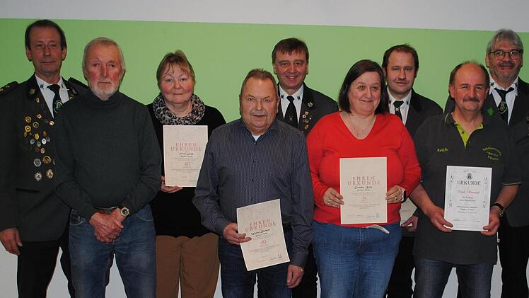 Zahlreiche Ehrungen gab es f&uuml;r langj&auml;hrige Mitgliedschaft: (von links) 2. Sch&uuml;tzenmeister Manfred Jopp, Walter G&auml;rtner (60 Jahre), Silvia Jopp, Walter B&uuml;chner, J&uuml;rgen B&ouml;rdlein (alle drei 40 Jahre), Claudia Kolb (25 Jahre), Marko Baus (40 Jahre), E...