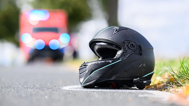 T&ouml;dlicher Unfall bei Pfofeld: Motorradfahrer erliegt Verletzungen vor Ort