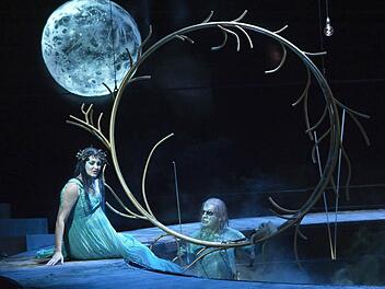 Szene aus "Rusalka" mit Ekaterina Godovanets in der Titelrolle und Nikolai Karnolsky als Wassermann in seinem Tümpel Alle Szenenfotos: Jutta Missbach