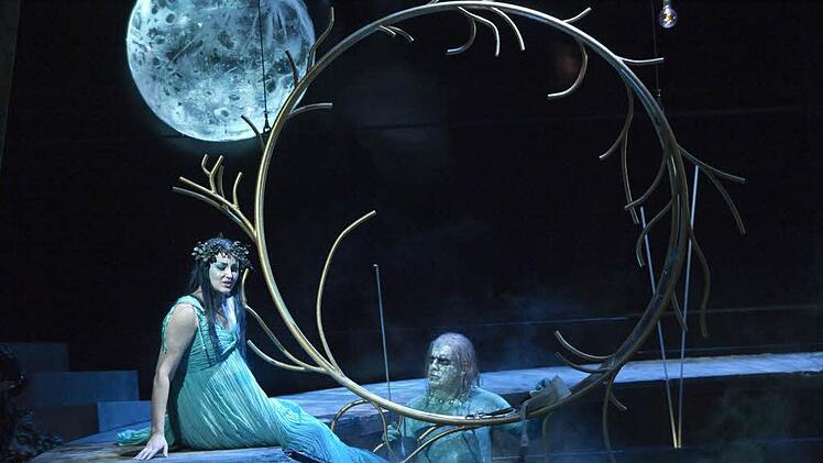 Szene aus "Rusalka" mit Ekaterina Godovanets in der Titelrolle und Nikolai Karnolsky als Wassermann in seinem Tümpel Alle Szenenfotos: Jutta Missbach