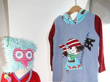 Witzige Piraten-Pullis, coole Zottel-Eulenmützen oder einfach Dekoratives - Michaela Stapf hat Spaß an Farbe und Mustermix. Fotos: Sonja Adam