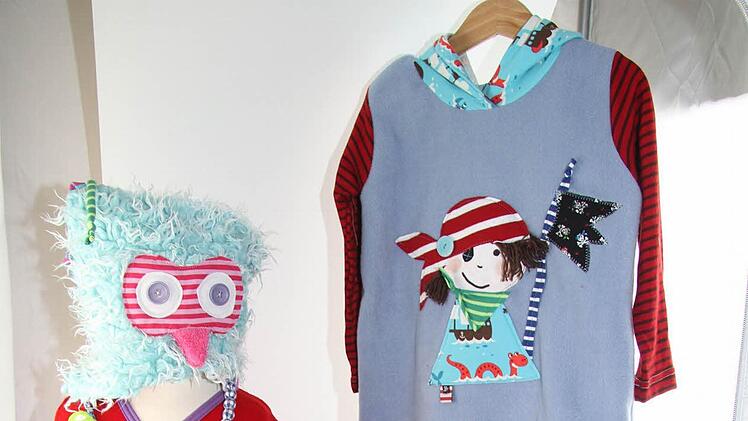 Witzige Piraten-Pullis, coole Zottel-Eulenmützen oder einfach Dekoratives - Michaela Stapf hat Spaß an Farbe und Mustermix. Fotos: Sonja Adam