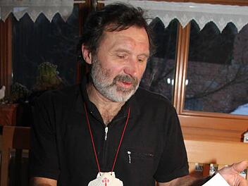 In lateinischer Sprache bekundet die Urkunde, dass Helmut Böhnlein den Jakobsweg komplett erwandert hat - von Knellendorf bis Santiago de Compostela in Galizien in Spanien. Fotos: Sonja Adam (1), Helmut Böhnlein (2)
