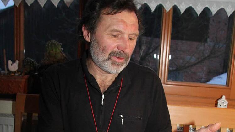 In lateinischer Sprache bekundet die Urkunde, dass Helmut Böhnlein den Jakobsweg komplett erwandert hat - von Knellendorf bis Santiago de Compostela in Galizien in Spanien. Fotos: Sonja Adam (1), Helmut Böhnlein (2)