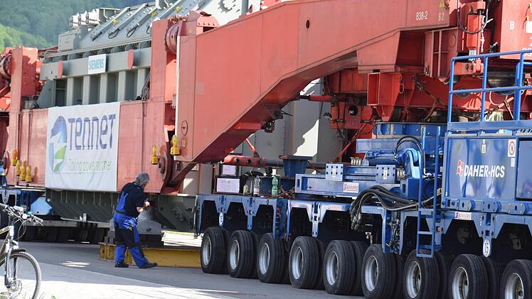 In Scheßlitz wurde am Mittwoch der Schwertransporter für den Würgauer Berg vorbereitet.  Foto: Ronald Rinklef