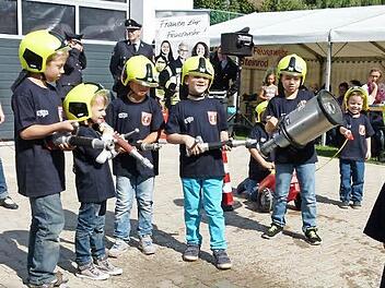 Der Feuerwehrnachwuchs bei seinem Einsatz  Foto: Lothar Weidner