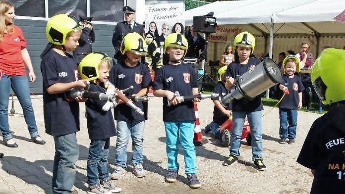 Der Feuerwehrnachwuchs bei seinem Einsatz  Foto: Lothar Weidner