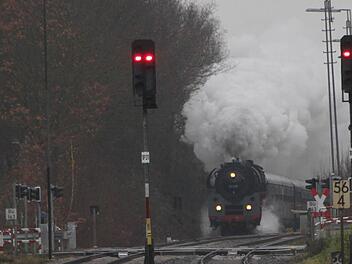 Hier kommt die Lok durch Mainleus gedampft, gleich überquert sie den Bahnübergang am Konrad-Popp-Platz. Foto: Jürgen Gärtner