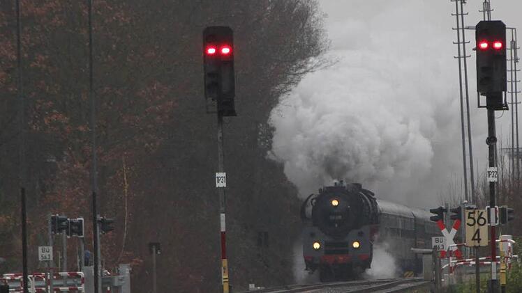 Hier kommt die Lok durch Mainleus gedampft, gleich überquert sie den Bahnübergang am Konrad-Popp-Platz. Foto: Jürgen Gärtner