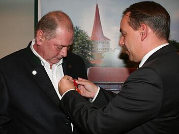 Landrat Alexander Tritthart (r.) heftete Martin Wedel den Orden an. Foto: Evi Seeger