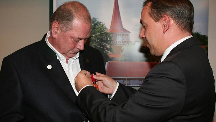 Landrat Alexander Tritthart (r.) heftete Martin Wedel den Orden an. Foto: Evi Seeger