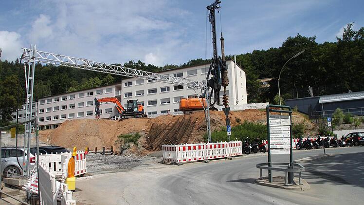 Die Wendeschleife und die Bushaltestelle rücken künftig näher an das Wohnheim ran. Dafür wird eine zweite Bohrpfahlabstützung gebaut. Foto: Stephan Tiroch
