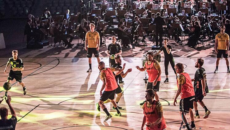 Handball-Sinfonie lautete das Motto eines Gemeinschaftsprojekts zwischen dem Landestheater und dem HSC 2000 Coburg in der HUK-Arena.Foto: Jochen Berger