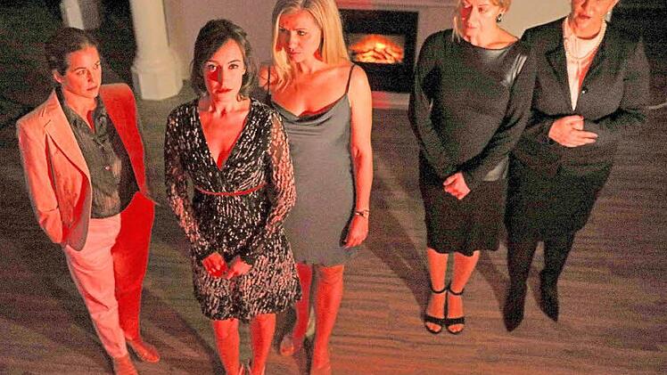 In "Amber Hall" sorgen f&uuml;nf Schauspielerinnen f&uuml;r eine bedr&uuml;ckende Stimmung. Foto: privat
