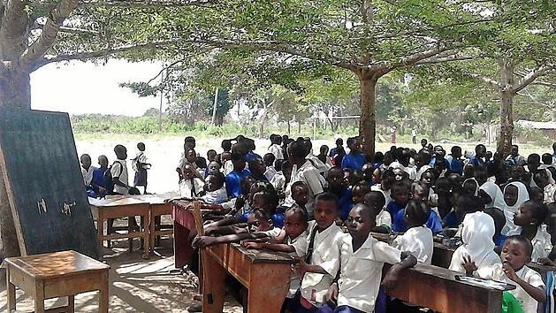 In der Tumaini-Schule fand der Unterricht im Freien statt, solange die Klassenzimmer renoviert wurden. Jetzt gibt es auch einen solarbetriebenen Brunnen.  Foto: Reinhard Beichel