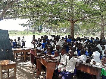 In der Tumaini-Schule fand der Unterricht im Freien statt, solange die Klassenzimmer renoviert wurden. Jetzt gibt es auch einen solarbetriebenen Brunnen.  Foto: Reinhard Beichel