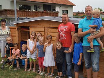 Kindergartenleiterin Maria Saal und die Kinder bedankten sich bei Hartwig Kirchner (rechts), der das Häuschen geplant und gebaut sowie bei Andreas Katzenberger, der sich um das Fundament für das Häuschen gekümmert hatte.  Foto: Manfred Mellenthin