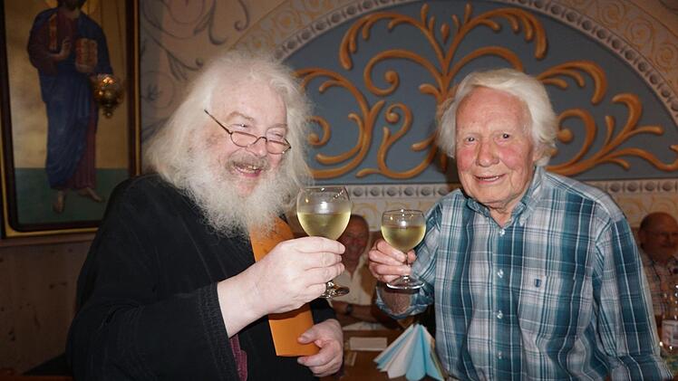 Der Umtrunk nach dem Konzert gehört ebenfalls zu jeder Veranstaltung. Diesmal gab es viele lobende Worte.  Foto: Marion Eckert