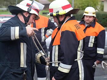 Knoten schnell und richtig binden war eine der Aufgaben, die die Feuerwehr Wartmannsroth bei ihrer Leistungsprüfung zeigen musste. Gerd Schaar