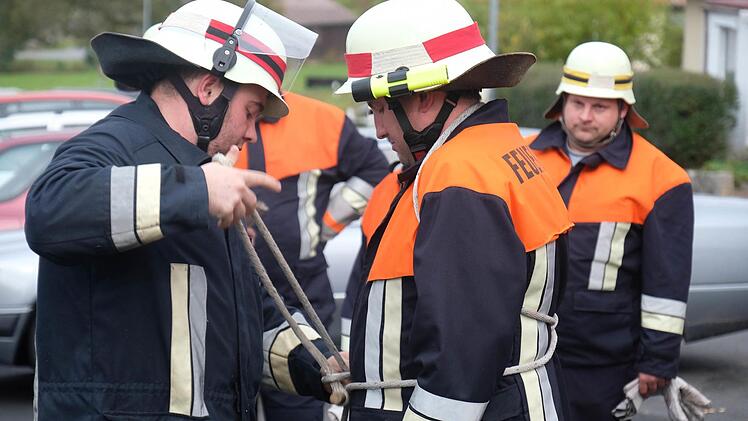 Knoten schnell und richtig binden war eine der Aufgaben, die die Feuerwehr Wartmannsroth bei ihrer Leistungsprüfung zeigen musste. Gerd Schaar