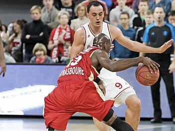Auch gegen den Tabellenletzten aus Crailsheim sind die Verteidigungskünste von Karsten Tadda, der hier den Straßburger Louis Campbell stoppt, im Duell Eins-gegen-eins gefragt. Foto: sportpress