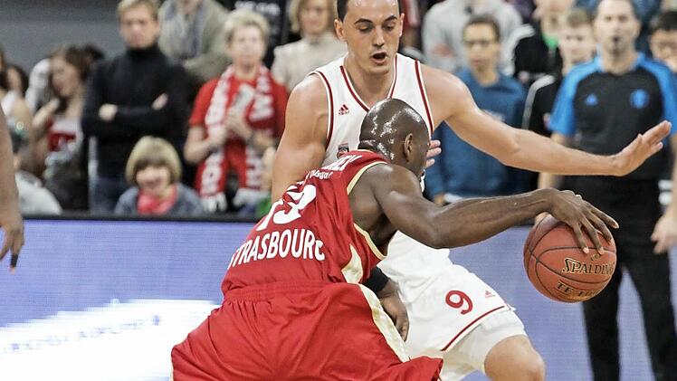 Auch gegen den Tabellenletzten aus Crailsheim sind die Verteidigungskünste von Karsten Tadda, der hier den Straßburger Louis Campbell stoppt, im Duell Eins-gegen-eins gefragt. Foto: sportpress