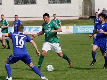 Der Sander Danny Schlereth (am Ball) wird vom Aschaffenburger Kapit&auml;n Simon Schmidt (l.) gestoppt, Ali Zaeteri (r.) beobachtet.  Foto: G&uuml;nther Geiling