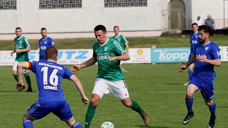 Der Sander Danny Schlereth (am Ball) wird vom Aschaffenburger Kapit&auml;n Simon Schmidt (l.) gestoppt, Ali Zaeteri (r.) beobachtet.  Foto: G&uuml;nther Geiling