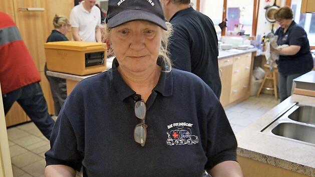 Hier wird gerade Braten mit Klo&szlig; und Sauerkraut serviert. Fotos: BRK Erlangen