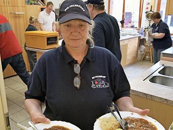 Hier wird gerade Braten mit Klo&szlig; und Sauerkraut serviert. Fotos: BRK Erlangen