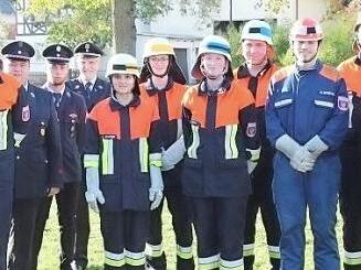 Die erfolgreichen Feuerwehrleute und ihre Ausbilder mit B&uuml;rgermeister Kohmann (links) Foto: Franz B&ouml;hmer