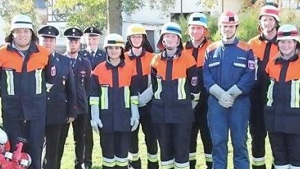 Die erfolgreichen Feuerwehrleute und ihre Ausbilder mit B&uuml;rgermeister Kohmann (links) Foto: Franz B&ouml;hmer